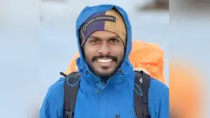 কক্সবাজারের ইনানী থেকে পায়ে হেঁটে প্রায় ১৩০০ কিলোমিটার পাড়ি দিয়ে এভারেস্টের চূড়ায় পৌঁছালেন ইকরামুল হাসান শাকিল। তিনি সপ্তম বাংলাদেশি হিসেবে পৃথিবীর সর্বোচ্চ এই পর্বতশৃঙ্গ জয় করলেন।