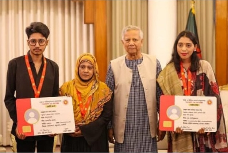 100 July warriors from Narayanganj are receiving health cards.