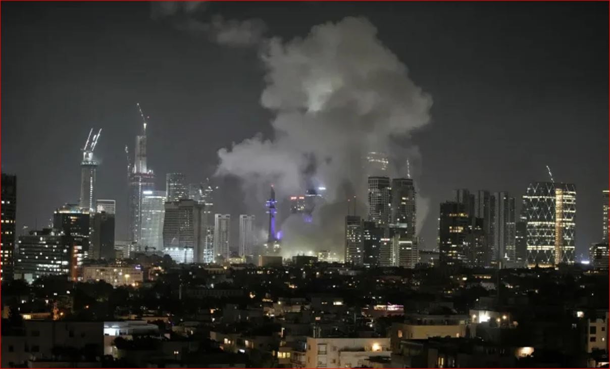 Iran's extensive missile attack on Israel, fireball in Tel Aviv.