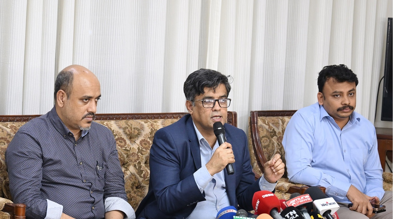 New strategy on the path to free elections: Chief Advisor's proposal for 'lottery' in DC-SP reshuffle.