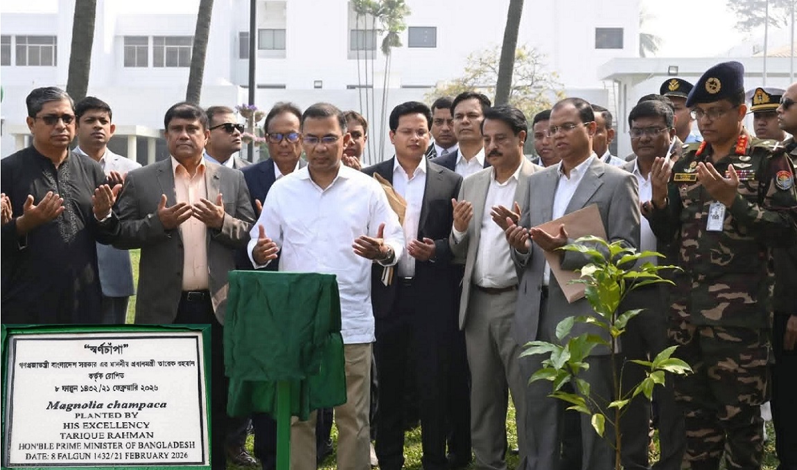 Group of people at a ceremony.